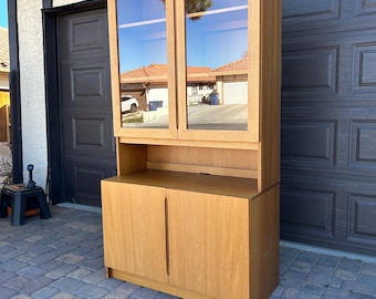 Mobile/libreria/armadio vintage in teak, stile danese moderno di metà secolo, composto da due pezzi.