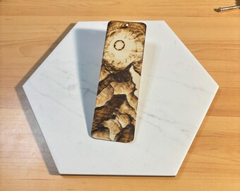 Holzgebranntes Lesezeichen: MOUNTAIN DESIGN