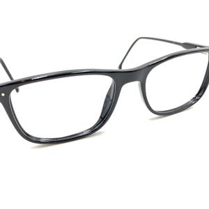 Puede incluir: Gafas rectangulares negras con un marco fino.