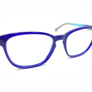 Puede incluir: Gafas de plástico con montura azul con un degradado azul y azul claro en las patillas.
