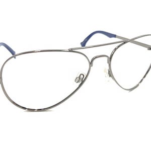 Op de afbeelding: Zilveren aviator-stijl bril met blauwe pootjes. De bril heeft een hartvormig montuur.