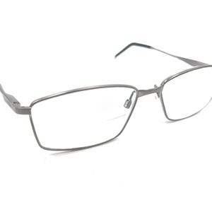 Puede incluir: Gafas de metal plateadas con montura rectangular y lentes transparentes.