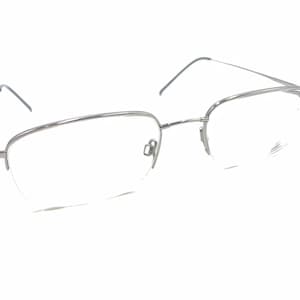 Könnte beinhalten: Silberfarbene Metallbrille mit rechteckigem Gestell und klaren Gläsern.