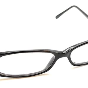 Op de afbeelding: Zwarte rechthoekige bril met een dun montuur.