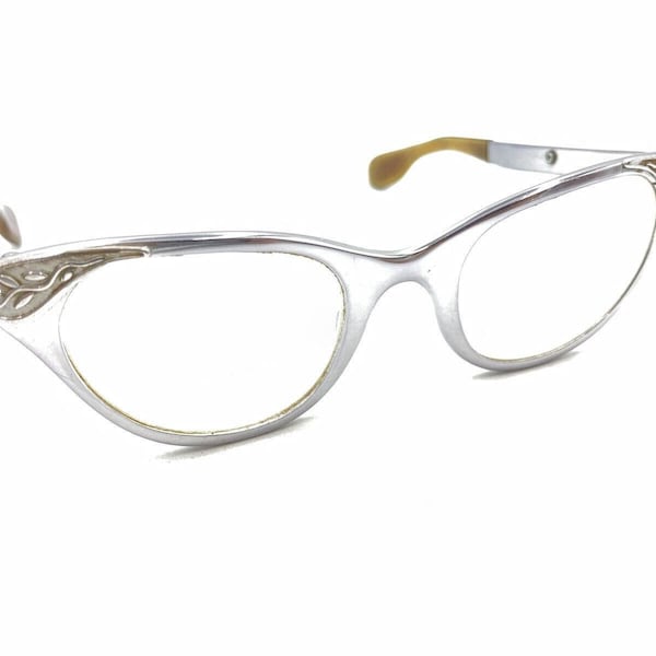 Tura Inc Vintage Silver Cat Eye Eyeglasses Frames 46-20 140 Designer Retro Women