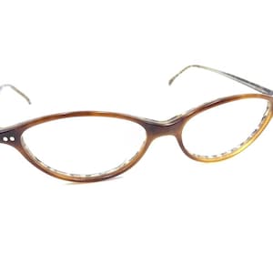 Könnte beinhalten: Braune Schildpatt-Brille mit ovalen Gläsern und einem dünnen Metallrahmen.