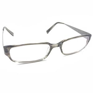 Puede incluir: Un par de gafas con montura rectangular. La montura es de color gris veteado, con finas varillas plateadas. Las lentes son transparentes. Las gafas están sobre un fondo blanco.