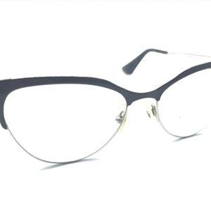 Pode incluir: Óculos de grau pretos estilo olho de gato com armação de metal prateada e lentes transparentes.