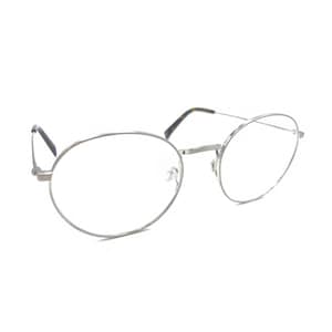 Può includere: Occhiali in metallo color argento con montature sottili e rotonde e un ponte che collega le due lenti. Le aste sono sottili con terminali in acetato dal motivo tartarugato scuro, che creano un contrasto con la montatura metallica.