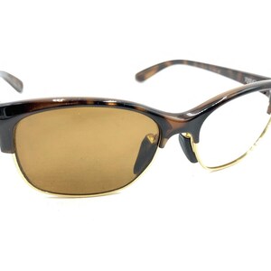 Puede incluir: Gafas de sol de carey con lentes marrones y detalles dorados.