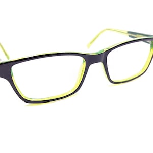 Puede incluir: Gafas rectangulares negras y verdes con un marco fino.