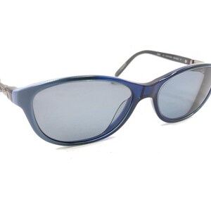 Puede incluir: Gafas de sol azules y plateadas con un diseño elegante y moderno. La montura está hecha de un material plástico ligero.