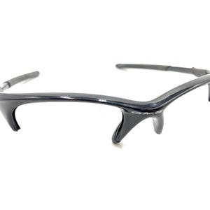 Puede incluir: Gafas de sol Oakley negras con un diseño elegante y curvado. La montura está hecha de un material ligero y duradero.