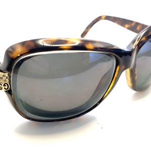 Può includere: Set di tre tazze in ceramica con smalto screziato color crema. Ogni tazza presenta un design floreale dipinto a mano nei toni del blu, verde e giallo. Le tazze hanno una forma semplice e arrotondata e un manico comodo. Altezza circa 10 cm.