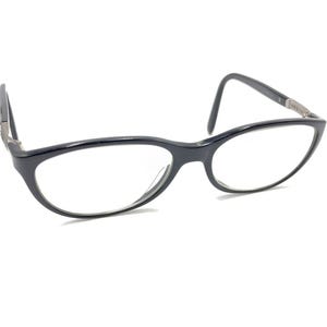 Puede incluir: Gafas de vista negras de ojo de gato con un acento plateado en las patillas.