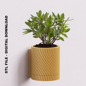 Puede incluir: Un macetero amarillo, ondulado, texturizado, de pared con una pequeña planta verde en su interior. STL FILE - DIGITAL DOWNLOAD.
