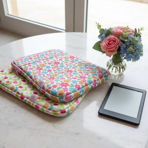eBook Reader Tasche aus Neopren – bunte Hülle für Kindle & Tolino, gepolstertes Sleeve mit Blumenmuster, florale Schutzhülle , Geschenkidee