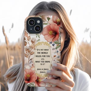 Funda para teléfono con cita de Ana de las Tejas Verdes, regalo de Ann Shirley, cosas de libros, funda para iPhone Cottagecore, cita de Im Montgomery, regalos literarios para chicas, leer