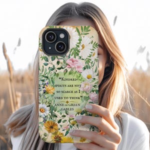 Funda para teléfono con cita de Ana de las Tejas Verdes, regalo de Ann Shirley, funda para iPhone con temática de libros, estilo cottagecore, cita de Im Montgomery, regalos literarios para chicas.