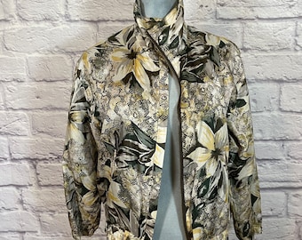 Könnte beinhalten: Eine beige und grüne Jacke mit Blumendruck und Reißverschluss. Die Jacke hat einen Stehkragen und lange Ärmel.