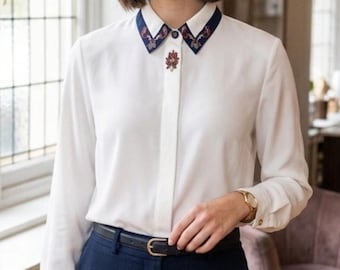 Blusa minimalista semitransparente Koret vintage de los años 90 con cuello azul marino y bordados.