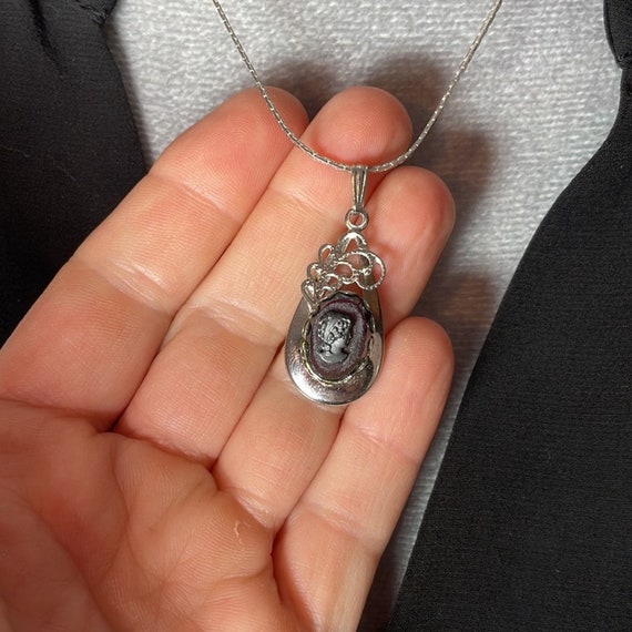 Vintage silver teardrop cameo pendant necklace - image 2