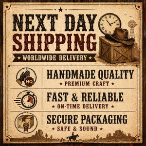 Op de afbeelding: Een vintage bord met de tekst "NEXT DAY SHIPPING" en "WORLDWIDE DELIVERY". Het bevat een klok, een cowboyhoed op een houten kist en illustraties van een hand, een stopwatch en een pakket. Het bord vermeldt ook "HANDMADE QUALITY", "FAST & RELIABLE" en "SECURE PACKAGING".