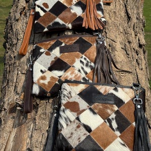 Könnte beinhalten: Rustikales Holzschild mit dem weißen Schriftzug "Welcome to our home". Das Schild hat eine Used-Optik und ein schlichtes, einladendes Design für den Eingangsbereich.