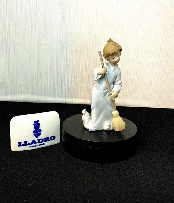 リアドロ sweep away the cloud 5726 Lladro 5726 SWEEP AWAY THE CLOUDS Pricing and Reference Guide