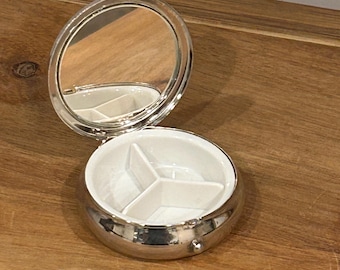 Pastillero vintage Sheridan "La risa es la mejor medicina" chapado en plata - Con espejo