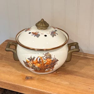 Pentola vintage in smalto con motivo a cesto di frutta, manici in ottone (diametro 12,7 cm)