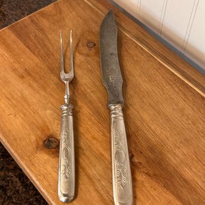 Antiguo y raro juego de trinchar de la marca Clover de W. H. Morley & Sons, Alemania, con tenedor y cuchillo.