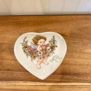 Vintage Freddi herzförmige Engel / Cherub Trinket Box Klappdeckel 4 ”
