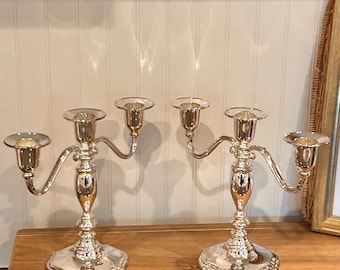 Juego de candelabros de mesa antiguos de 3 brazos, chapados en plata y ornamentados (7,5 pulgadas).