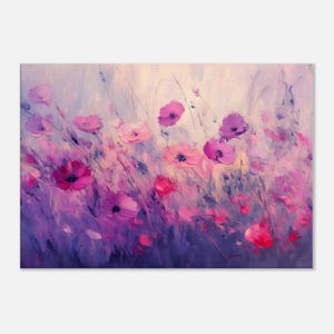 Puede incluir: Una pintura de un campo de flores silvestres rosas y moradas. Las flores están pintadas en un estilo suelto e impresionista, con bordes suaves y pinceladas. El fondo es un morado suave y brumoso.
