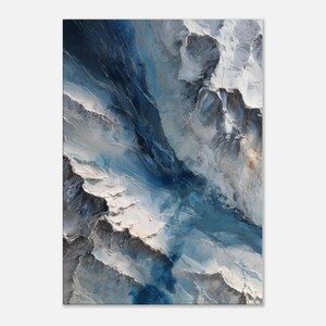 Pode incluir: Impressão de arte abstrata com um design texturizado em tons de azul, branco e cinza. A obra de arte evoca uma paisagem montanhosa ou água corrente, com uma sensação de profundidade e movimento. A impressão é um retângulo vertical.