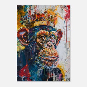 Op de afbeelding: Kleurrijk pop-art schilderij van een chimpansee met een gouden kroon. Het kunstwerk heeft een levendige mix van kleuren, waaronder blauw, oranje, geel en rood, met verfspatten en druppels. Het gezicht van de aap is gedetailleerd met bruine ogen en een getextureerde snuit.
