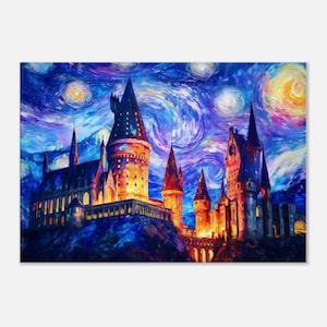 Könnte beinhalten: Ein lebendiges Gemälde eines Schlosses unter einem wirbelnden Nachthimmel. Das Schloss verfügt über mehrere Türme und Türmchen, die mit warmem, goldenem Licht beleuchtet sind. Der Himmel ist eine Mischung aus Blau, Lila und Gelb und erzeugt einen verträumten, künstlerischen Effekt.