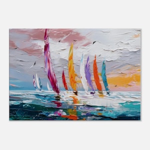Peut inclure: Peinture à l'huile représentant des voiliers aux voiles colorées sur une mer texturée. Les voiles sont de différentes couleurs, notamment violet, orange et bleu. Le ciel est un mélange de rose, de blanc et de jaune, avec quelques oiseaux en vol.