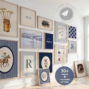 Puede incluir: Una colección de impresiones enmarcadas con temática de polo, que incluyen ilustraciones ecuestres, texto y patrones. Las impresiones presentan una variedad de colores, incluyendo azul, marrón y blanco. El texto en las impresiones incluye "Boyhood", "Essential Polo Equipment".