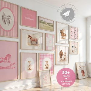 Könnte beinhalten: Eine Galeriewand mit gerahmten Kunstdrucken im Thema Kinderzimmer. Die Drucke zeigen Illustrationen von Pferden, Teddybären und Landschaften in Rosa- und Neutraltönen. Einige Drucke enthalten den Text "Girlhood" und "30+ Prints + Alphabet Letters."