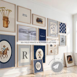 Puede incluir: Una colección de impresiones enmarcadas con temática de polo y letras del alfabeto en varios tamaños. La obra de arte incluye escenas ecuestres, un oso de peluche y el texto "Little rider, big courage" y "Boyhood". Las impresiones se exhiben en una pared blanca.