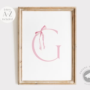 Láminas de iniciales de niña con lazo preppy, decoración de pared para habitación infantil con alfabeto, láminas de letras rosas para habitación infantil, arte de pared con ganso caprichoso, regalo artístico para niñas