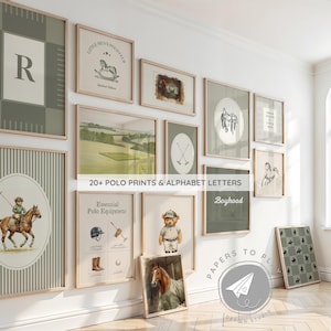 Könnte beinhalten: Eine Sammlung gerahmter Polo-Prints und Buchstaben. Die Kunstwerke zeigen Reitszenen, Polo-Ausrüstungsillustrationen und einen Teddybären. Die Farbpalette umfasst Grün-, Beige- und Brauntöne, was eine klassische Ästhetik schafft. Maße in Zentimetern.