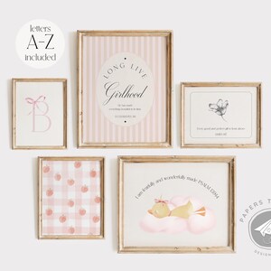 Puede incluir: Conjunto de cinco impresiones enmarcadas con patrones de cuadros rosa y blanco, un patrón de rayas rosa y blanco y una ilustración rosa y blanca de un patito durmiendo en una nube. Las impresiones incluyen texto que dice "Long Live Girlhood", "Every good and perfect gift is from above" y "I am fearfully and wonderfully made - Psalm 139:14".