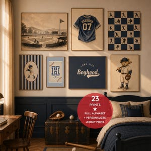 Könnte beinhalten: Eine Galeriewand mit sechs Baseball-Drucken, darunter eine Stadionszene, ein Trikot mit dem Namen Harrison und der Nummer 07, ein Raster aus Baseball-Silhouetten, ein Bär in Uniform, ein Buchstabe H und der Schriftzug Long Live Boyhood.
