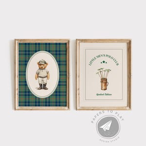 Può includere: Due stampe incorniciate. La stampa a sinistra presenta un orsacchiotto in tenuta da polo su uno sfondo a quadri. La stampa a destra mostra un'illustrazione di mazze da golf con il testo "Little Men's Polo Club" e "Limited Edition".