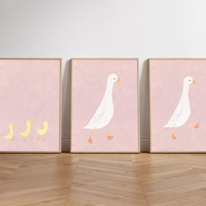 Impresión de la familia de gansos tontos de color rosa pálido para descargar, arte de pared minimalista pintado a mano, juego de pósteres de animales de granja en acuarela para guardería, gansos de color rosa bebé, 30