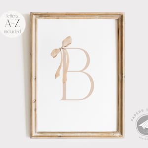 Lazo beige preppy con inicial de niña, decoración de pared para habitación infantil con alfabeto pastel vintage, láminas de letras beige para habitación infantil, póster de ganso kawaii divertido para regalar