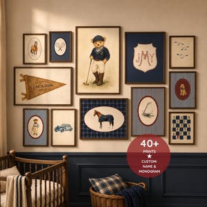 Op de afbeelding: Een galerijwand met twaalf ingelijste prints met thema's als teddyberen, paarden, zeilboten en oldtimers. De collectie bevat een wimpel met de tekst JACKSON EST 2024 en een schild met het monogram JMY.